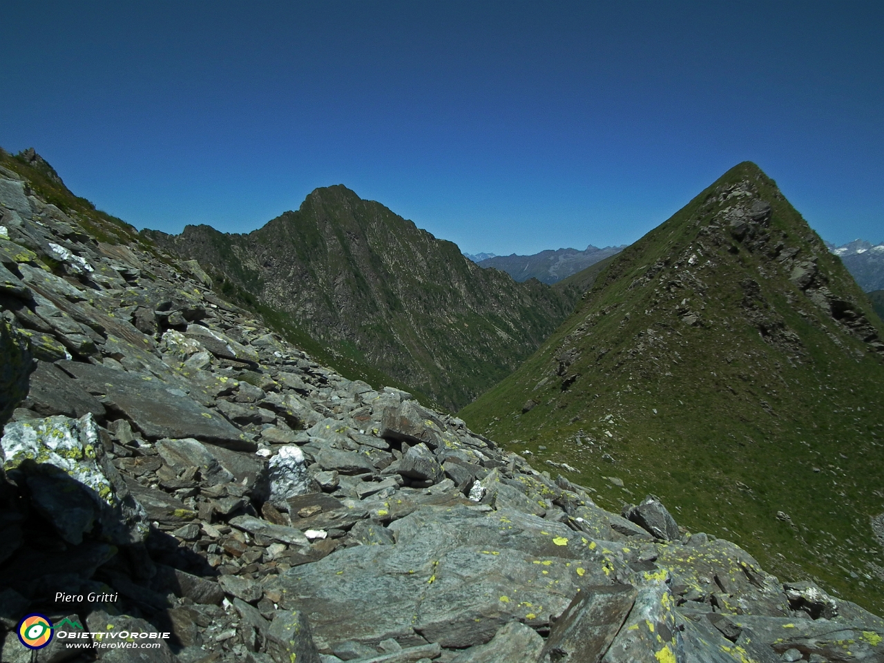 56 Pizzo del vento e Pedena a sx (2399 m.).JPG